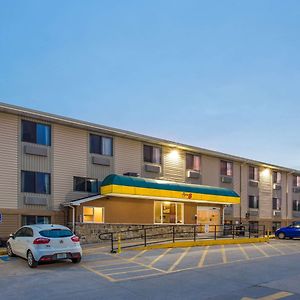 Super 8 By Wyndham Iowa City/Coralville